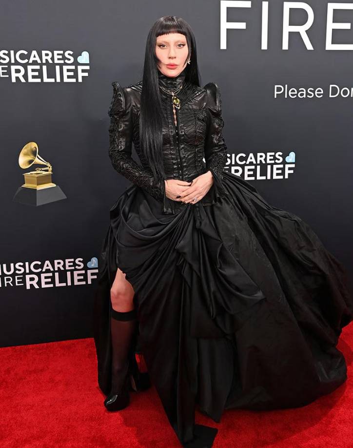 “Siempre fiel a su estilo <b>Lady Gaga</b> con una línea muy Mc Queen, una chaqueta de cuero con terminación tipo corset y una impresionante falda con polizón. Toda la chaqueta tiene un trabajo de calados y ¡aplicaciones muy espectaculares!”, sostuvo el diseñador Lage sobre la cantante y actriz.