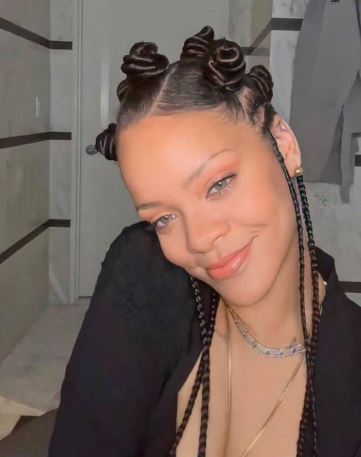 Los moños hechos con mechones enrollados mezclados con trenzas sueltas son otra juvenil alternativa.