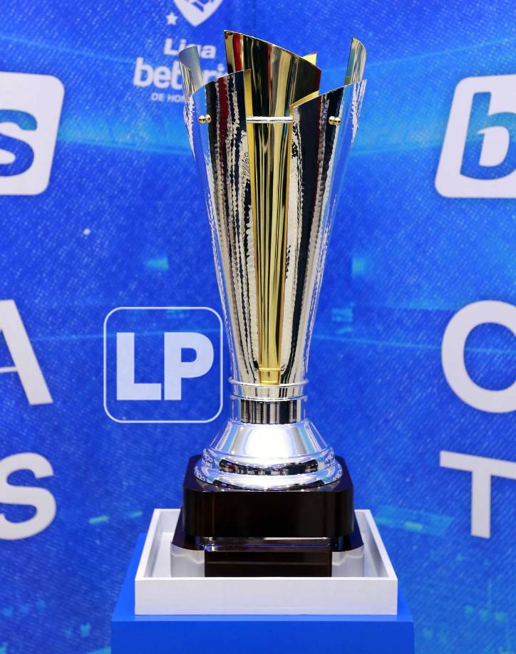 Además, el trofeo tiene una altura de 76 centímetros de alto y 29 de diámetro y un peso de 23 libras.