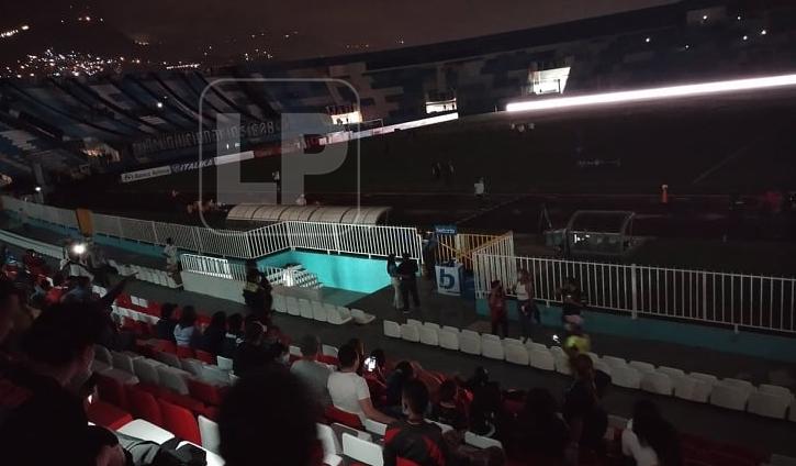 ¡Oscuridad total! Fluido eléctrico falla en el estadio Nacional Chelato Uclés