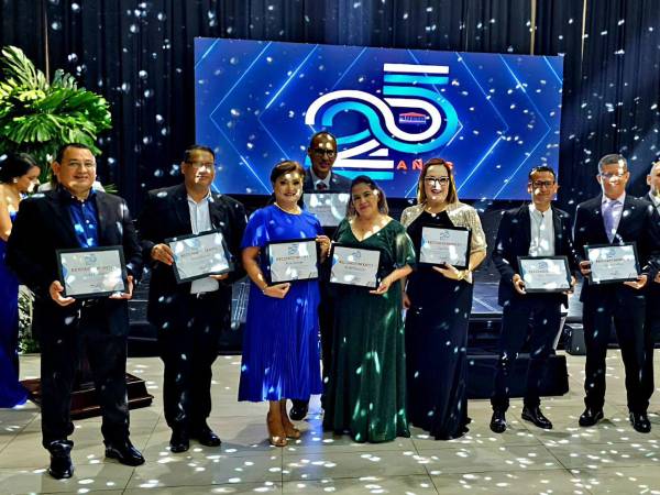 Durante el evento se entregaron reconocimientos a algunos colaboradores por su destacado desempeño en muchos años de prestar sus servicios.