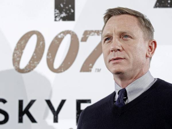 La franquicia de James Bond ha dado un excelente juego comercial a lo largo de los años. La fórmula creada por el escritor Ian Fleming y trasladada al cine continúa entreteniendo. En sus historias siempre hay un malo y un bueno: alguien que trata de apoderarse del mundo para su beneficio, y luego está el superespía 007, con estilo, siempre elegante y con gancho con las mujeres, que hace lo imposible para evitarlo. Hoy 5 de octubre se conmemora el día del espía más famoso del mundo, y para celebrarlo te compartimos algunos datos curiosos de esta exitosa franquicia. <i><b>Con información de Gentleman's Journal y Agencia EFE. </b></i>