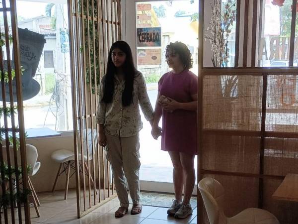 Lya Rodríguez (Deva) y Karen Rice (Siloé la madre) en una escena de La sombra de ayer. Aunque sus personajes son ficticios, la producción nace de experiencias reales y de un proceso de investigación de su creador, el director hondureño, Joe Ramos.