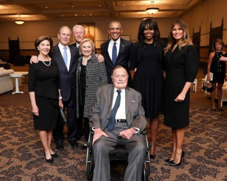 Obama y Michelle, junto a la actual primera dama, Melania Trump, acompañaron a Bush en el funeral de su madre, Bárbara, en abril pasado.