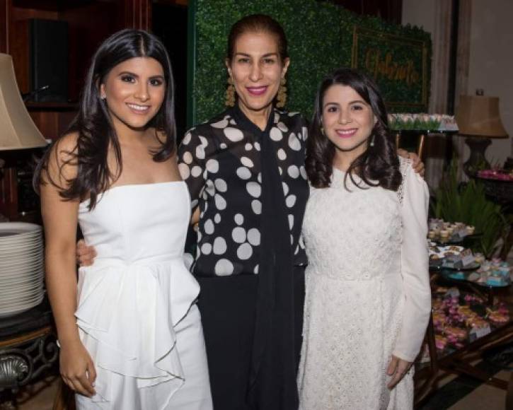 Vivi Faraj, Leyla Chahín y Elena Berkling.