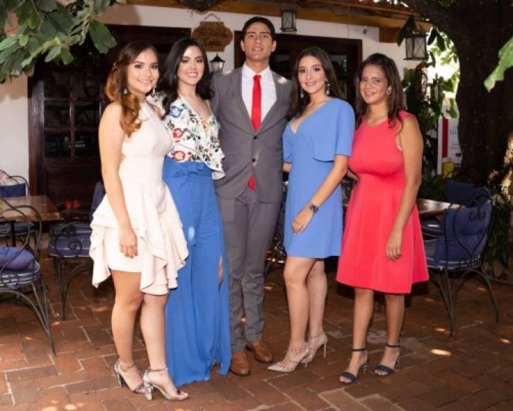 Marcela Granillo, Stephanie Sandoval, Daniel Quan, Raquel Selim y Valeria Castillo.