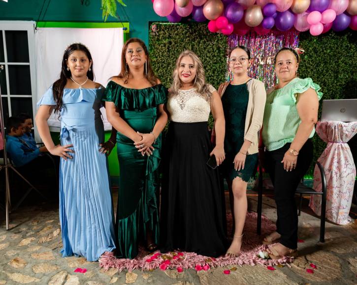 Amigos y familiares de la festejada: María Cruz, Mirna Cruz, Isabel Olivero, Luci Alcántara y Vianey Alcántara.