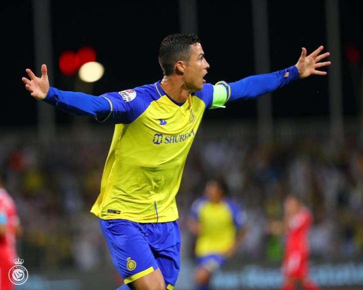 Cristiano Ronaldo celebrando su segundo gol del partido contra el Al Wehda.