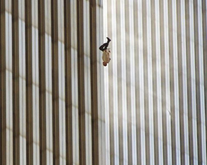 Una de las imágenes icónicas de los atentados del 11 de septiembre es la de 'The falling man' (El hombre cayendo) captada por Richard Drew en el World Trade Center el 11 de septiembre de 2001.