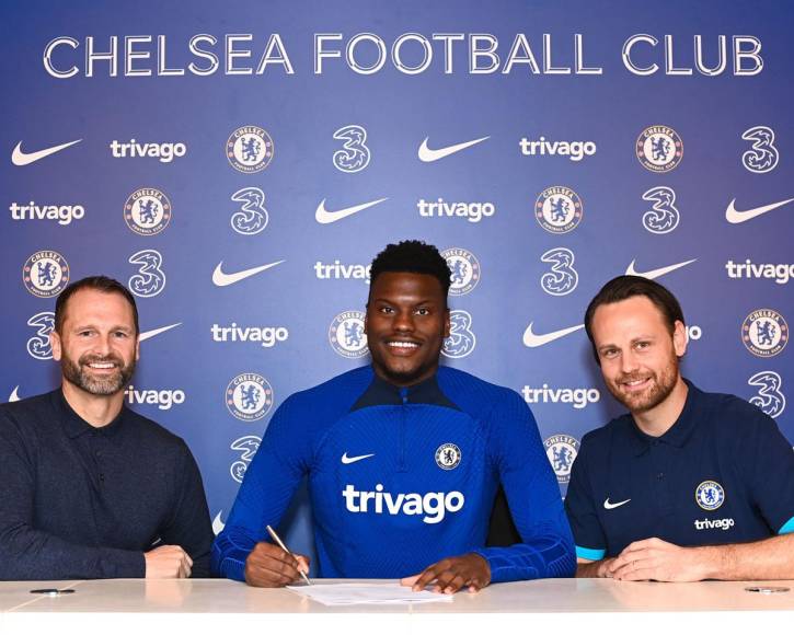 El Chelsea ha reforzado su defensa con el fichaje del central Benoit Badiashile, procedente del Mónaco, al que ha incorporado por una cantidad superior a los 35 millones de euros. Badiashile, de 22 años e internacional con Francia, ha firmado un contrato de siete años con los ‘Blues’.