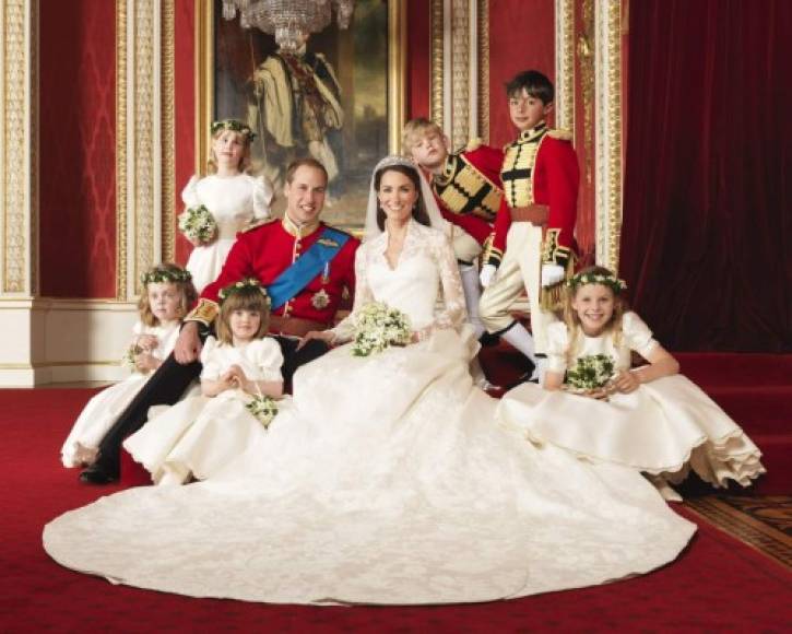 La reina Isabel II les otorgó el título de sus altezas reales duques de Cambridge y en los últimos años ha entregado el liderazgo de varias de sus organizaciones a Kate para involucrarla más en su futuro rol como reina consorte.