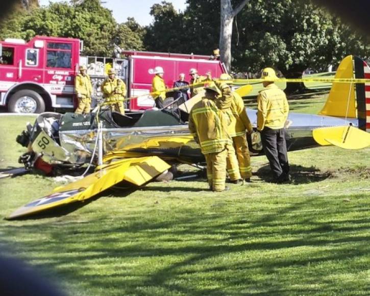 Varias unidades de bomberos llegaron al campo de golf donde se estrelló el actor Harrison Ford.