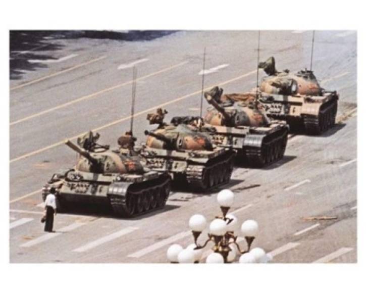 El hombre del tanque. Imagen tomada en la plaza de Tiananmen, Pekín, el 5 de junio de 1989.