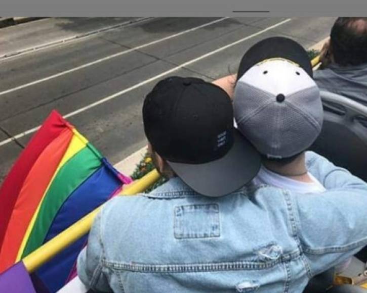 La pareja retornó su amor y lo anunció ante las cámaras de televisión. El fin de semana pasado ambos asistieron a la marcha Orgullo LGTB en México y se presentaron ante la prensa.