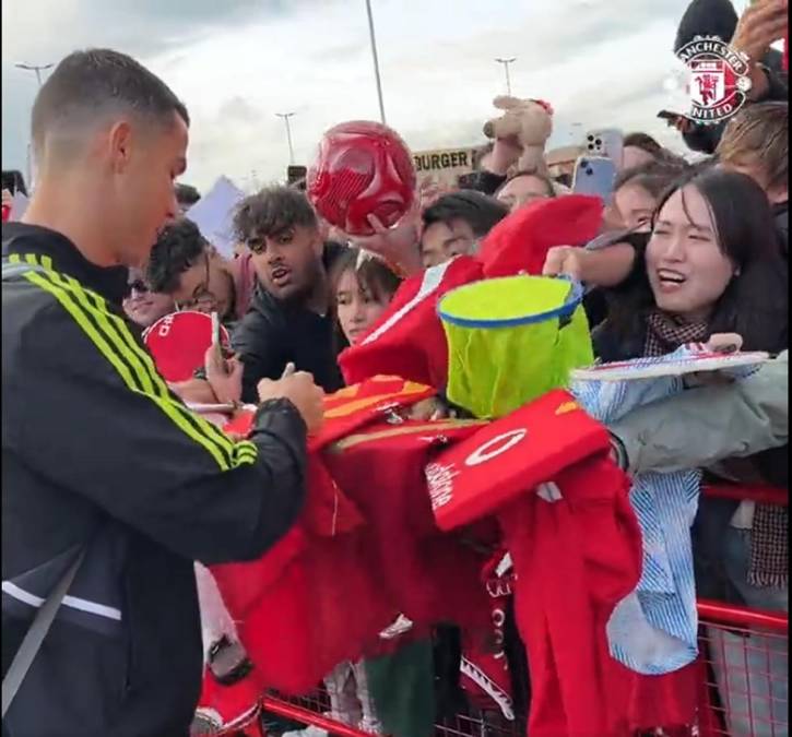 Cristiano Ronaldo tuvo un lindo gesto antes del partido. El futbolista luso se detuvo en las afueras de Old Trafford para firmar autógrafos a los aficionados.
