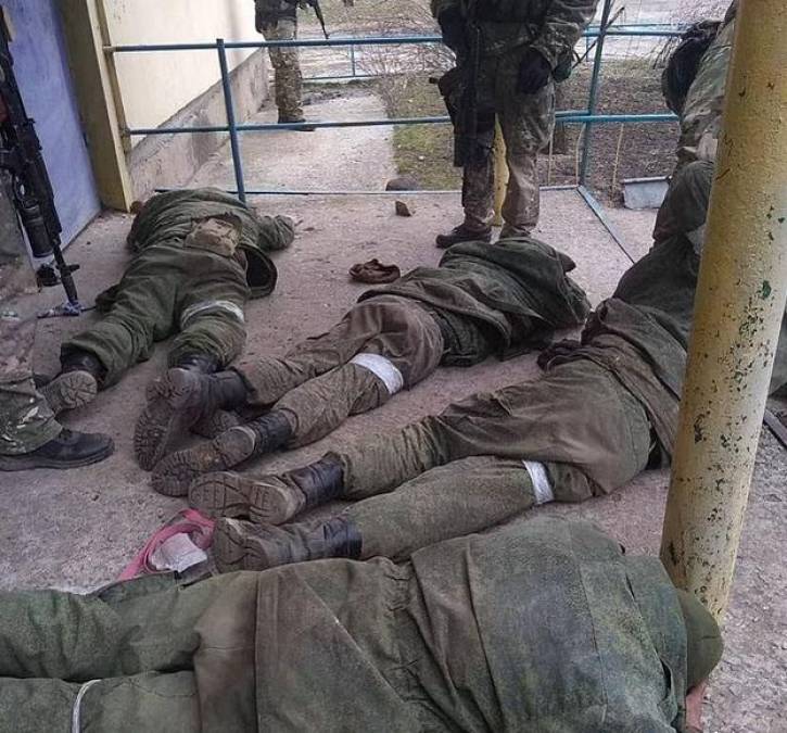 Medios locales divulgaron imágenes de un grupo de militares rusos capturados por el ejército ucraniano.
