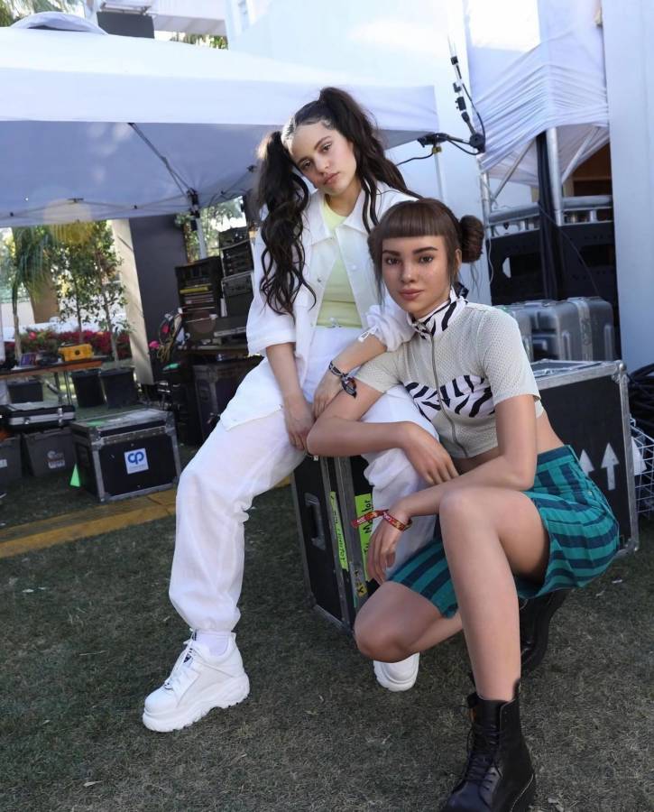 Fotografía cedida donde aparece la cantante española Rosalía junto a Miquela (lilmiquela), una creadora de contenido desarrollado por inteligencia artificial (IA), que se describe en su cuenta de Instagram como una 'robot de 19 años que vive en Los Ángeles'.