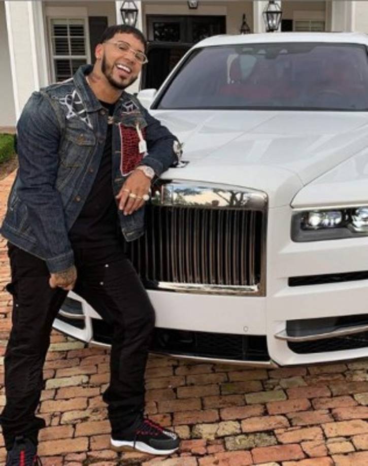 Pese a que al principio del video el novio de Karol G menciona que no digan que es falta de humildad que él salió de abajo y que todas las personas lo pueden lograr, los comentarios en redes sociales lo destrozaron.