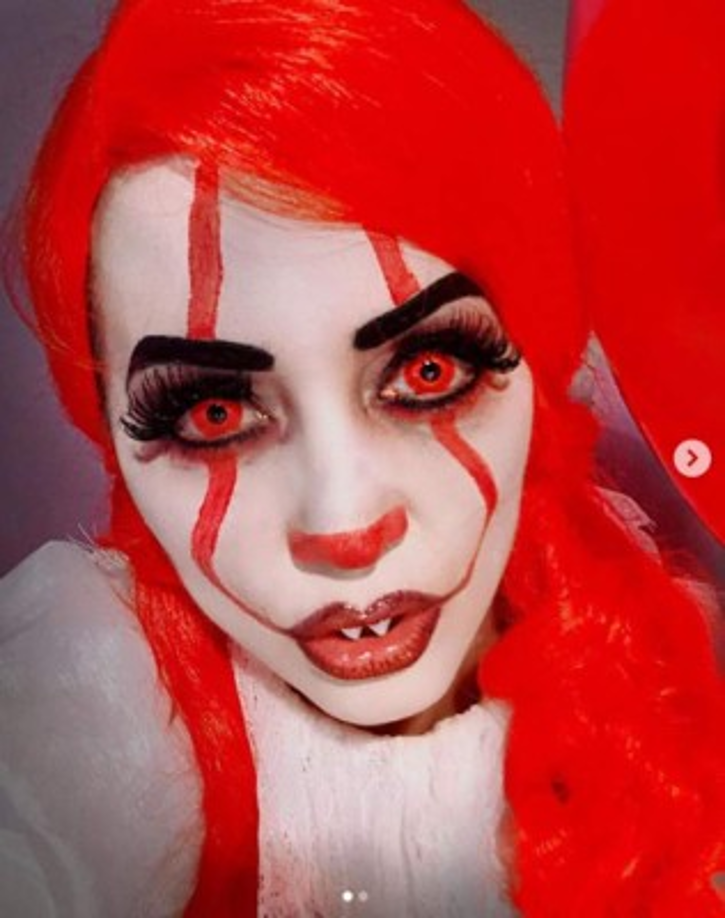 La conductora usó unos lentes de contacto color rojo que la hicieron ver más que tenebrosa con el personaje de 'It'.