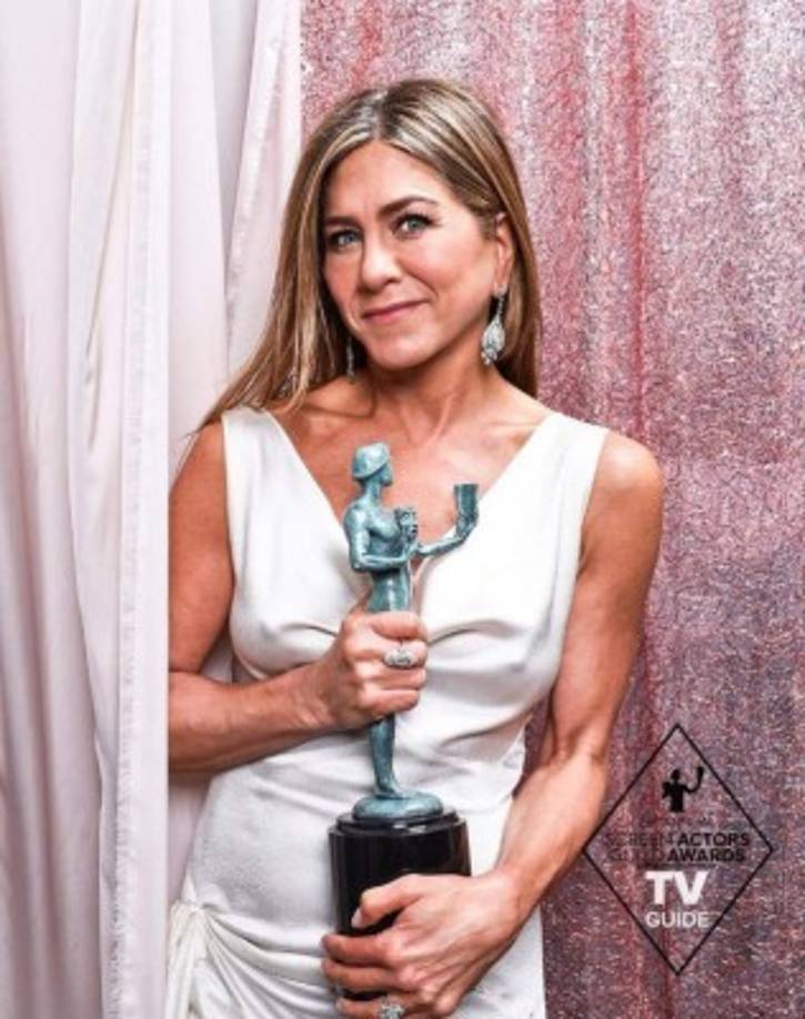 Al ser interrogada sobre la reacción de su ex marido al verla ganar el SAG Jennifer se refirió al gesto como algo 'dulce', y agregó: 'Todos hemos crecido juntos, realmente. Es como una noche muy divertida para celebrar y animarse mutuamente y seguir trabajando'.