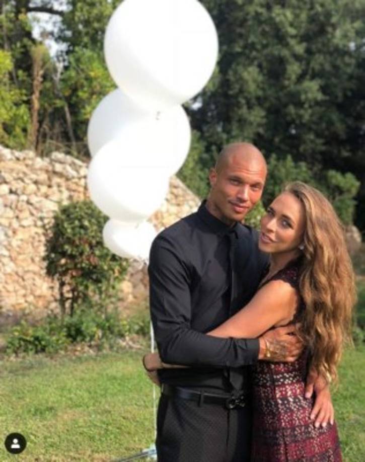 Además viaja junto a su nueva amada y sus dos hijos a paradisiacos destinos en el mundo.