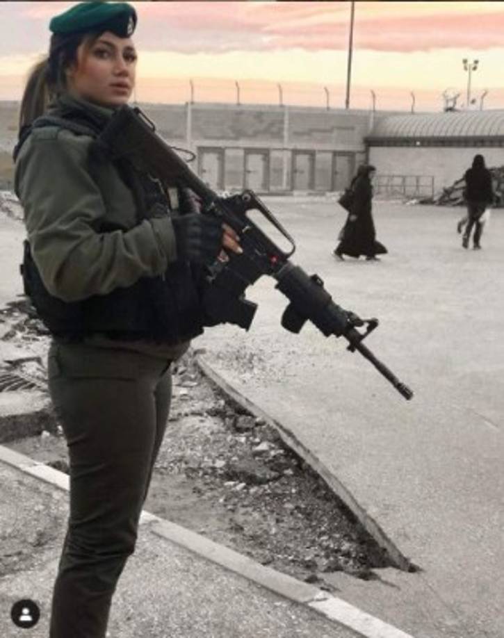 Al ver a esta joven con un arma no cabe duda que la belleza la podemos encontrar en cualquier parte.