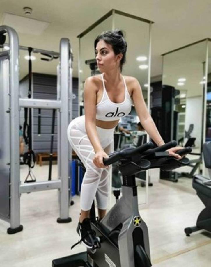 Georgina Rodriguez, la nueva musa del yoga, posa en el gimnasio con ropa deportiva.