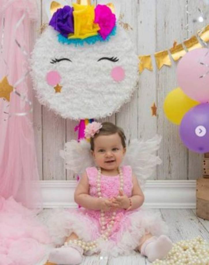 Sin duda que esta pequeña heredó el gusto por el modelaje y la televisión de sus padres, en las sesiones de fotográficas luce siempre sonriente y coqueta.