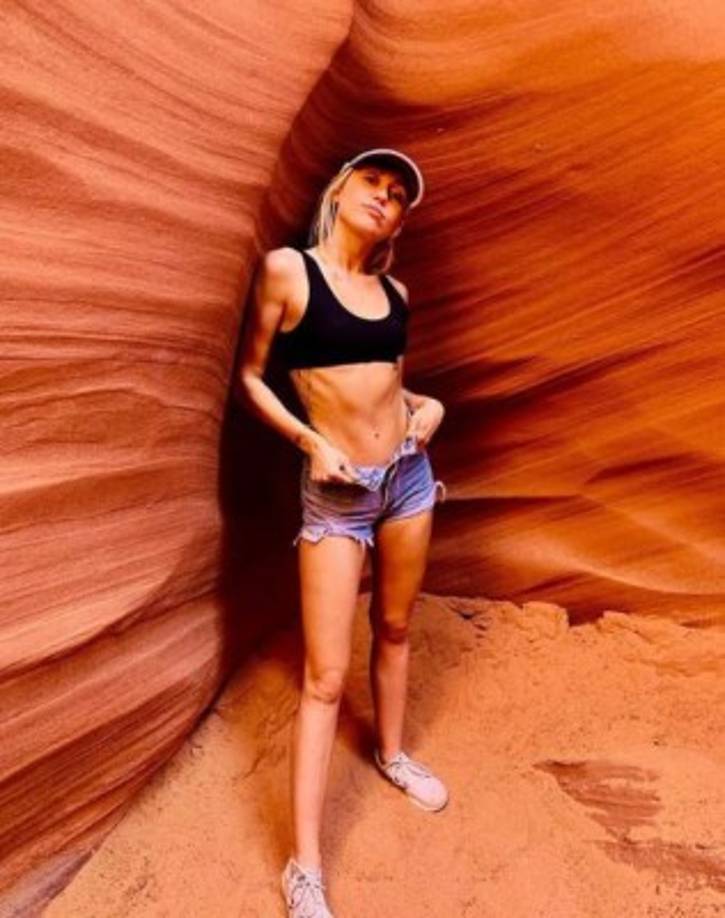 Esta es la imagen con la que Miley alarmó a sus fans. La estrella la acompañó con una frase de la canción I’m not a girl, not yet a woman, de Britney Spears. 'Si me miras de cerca puedes verlo en mis ojos, está chica siempre encontrará su camino'.