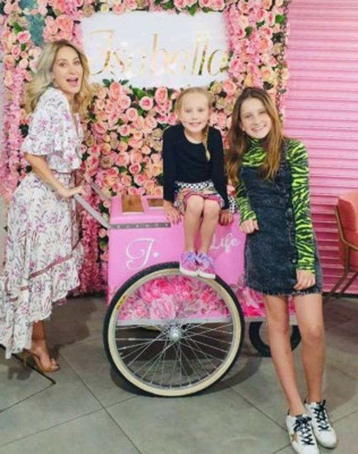 En cada una de las imágenes se ve a las 'tres mosqueteras' (como las llama Geraldine), además de varios amigos e invitadas quienes celebraron a Elissa y Miranda.