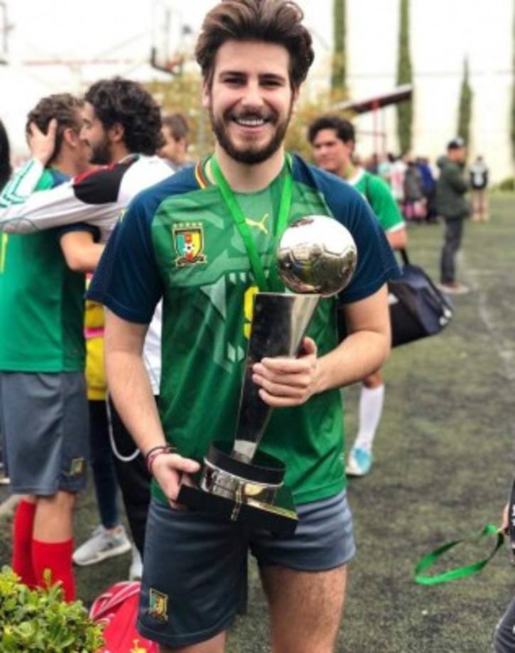 Pero tal vez lo más polémico sería que es él mismo quien las está brindando a cambio de una suma de dinero.<br/>