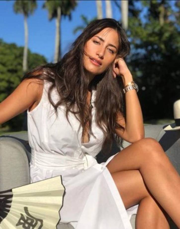 Poco después fue captado con la joven artista cubana Rachel Váldes, quien de paso es 20 años menor que él. La pareja ya ha sido vista junta en eventos públicos, como los pasados Grammy Latinos 2019. <a href='https://www.laprensa.hn/espectaculos/1319215-411/quien-es-la-nueva-novia-de-alejandro-sanz-rachel-valdes' style='color:red;text-decoration:underline' target='_blank'>Rachel Váldes, la guapa novia que contenta a Alejandro Sanz tras su divorcio</a>