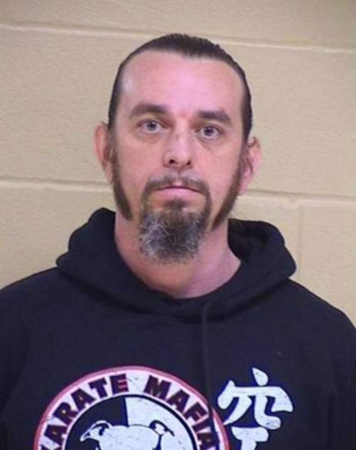 Donny Aaron tiene una orden de restricción que le impide acercarse a Andrea Lee.