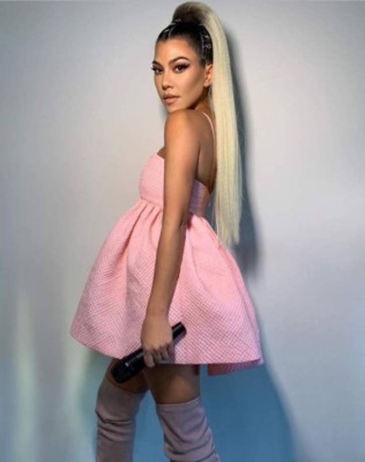 Horas antes en la noche de Halloween, Kourtney Kardashian deslumbró como angelito de Victoria Secret, pero después decidió disfrazarse como la famosa Ariana Grande.