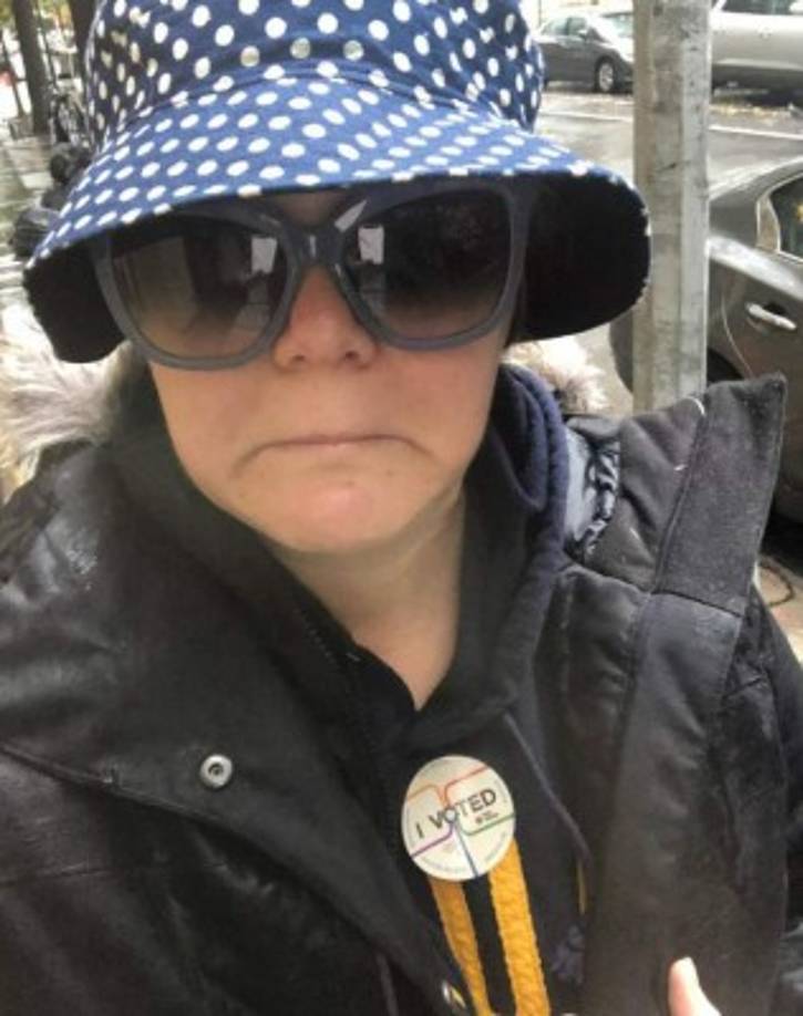 La actriz Amy Schumer también salió a ejercer el sufragio. 'Vota con nostros' escribió la humorista y crítica del presidente Donald Trump.