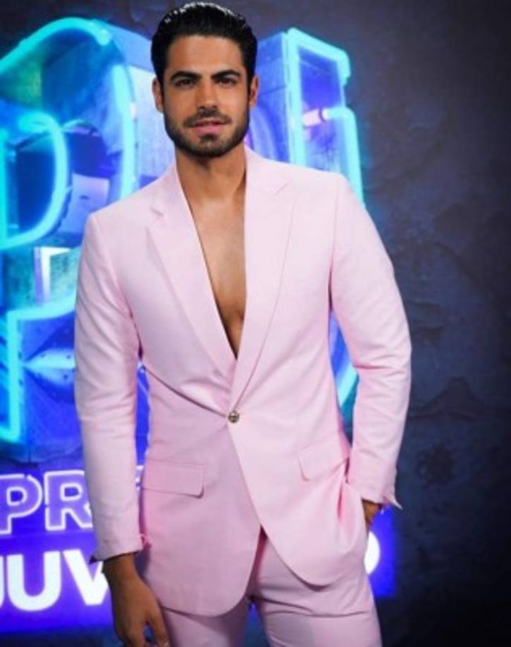 El conductor de Univision Roberto Hernández no temió vestir de rosa.