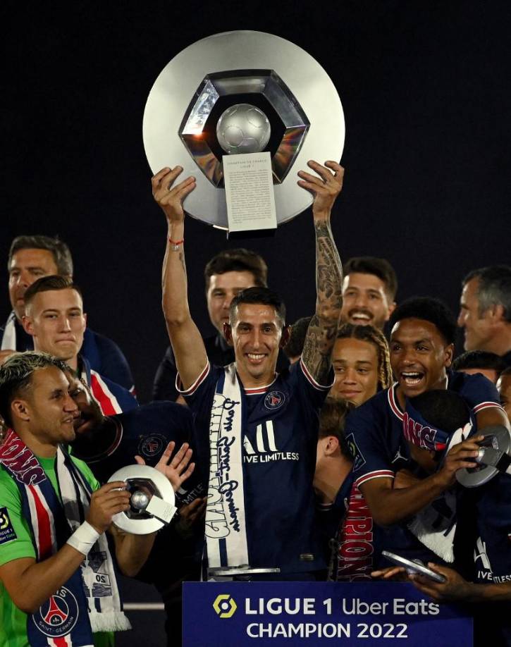 Los compañeros del PSG permitieron que Ángel Di María alzara el trofeo.