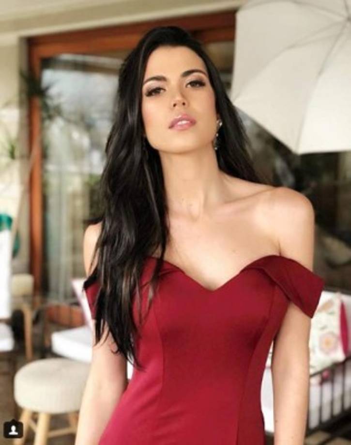 La miss escribió lo siguiente: '¡Si! Tengo doble nacionalidad. Mi padre es Chileno pero venezolano de corazón, y mi madre es venezolana pero chilena de corazón. Estoy feliz y orgullosa de poder representar en este Miss Universo 2018 a Chile, el país que me vio crecer y que hace años me recibió con los brazos abiertos, en una época donde viví una de las peores experiencias de mi vida', comenzó contando.