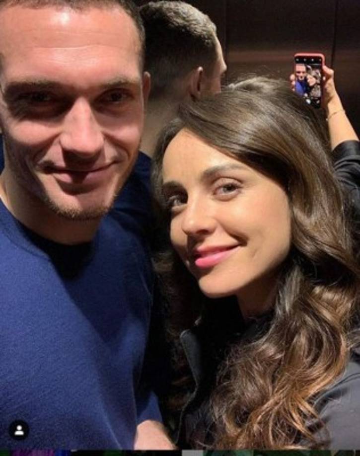 El zaguero belga Vermaelen junto a su esposa.