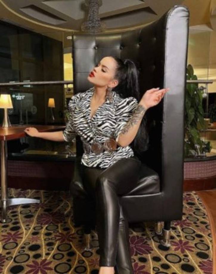 En sus redes sociales la doctora se hizo popular por compartir momentos claves de su carrera como estudiante de medicina, situación que la hizo ganarse el cariño de sus seguidores. También se dio a conocer por su faceta como modelo.