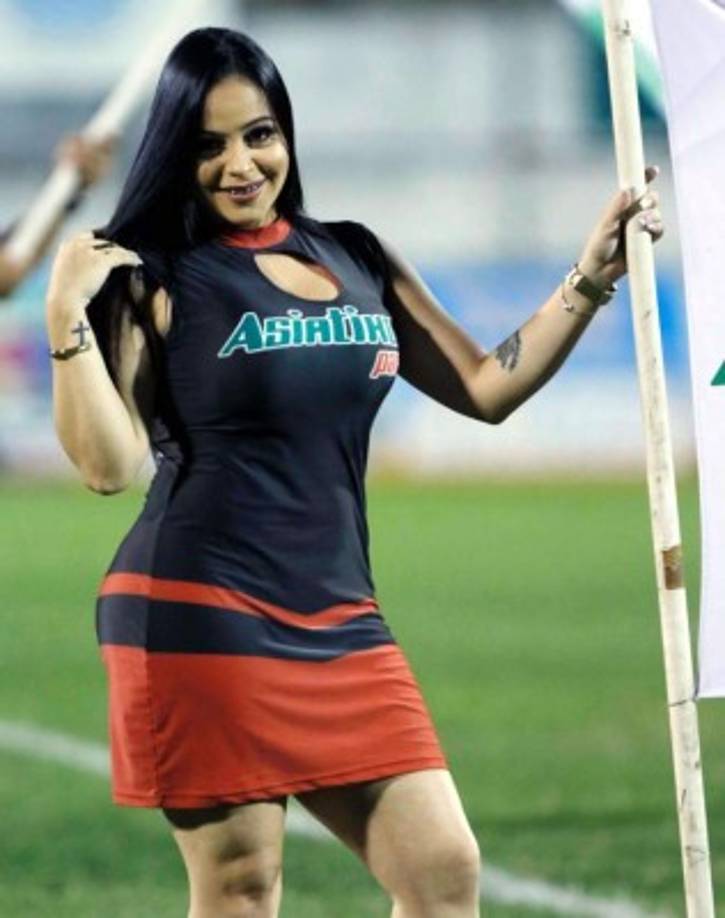 La hermosa edecán Jeimy Álvarez fue parte del ambiente en el partido Platense-Olimpia.