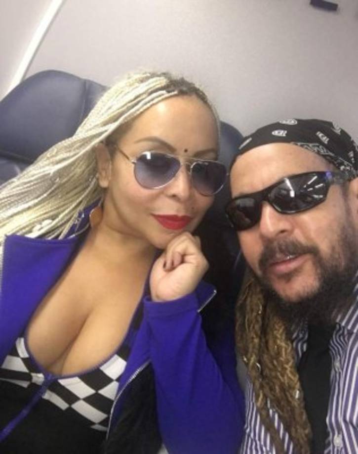 A menudo Máximo Antonio del Rosario Almonte, nombre de pila del artista, es acompañado por su esposa mientras cumple con sus shows.<br/>