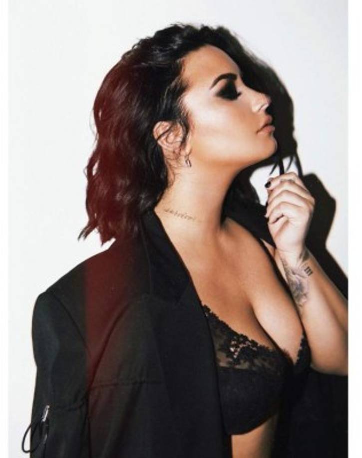 Recientemente Demi celebró su aniversario de sobriedad tatuándose la palabra 'Sobreviviente' en el cuello, refiriéndose a su encuentro cercano con la muerte después de una sobredosis a mediados de 2018.