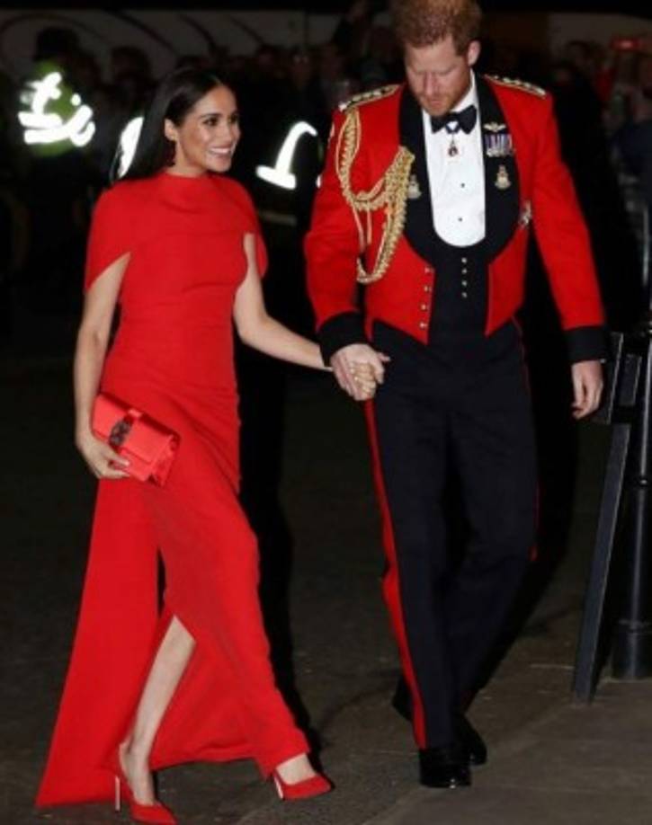 Según han dicho expertos a los medios británicos, los atuendos coordinados son una manera de la pareja para demostrar su unidad en estos momentos en los que buena parte del público no los apoya en su decisión de abandonar a la Familia Real.<br/>