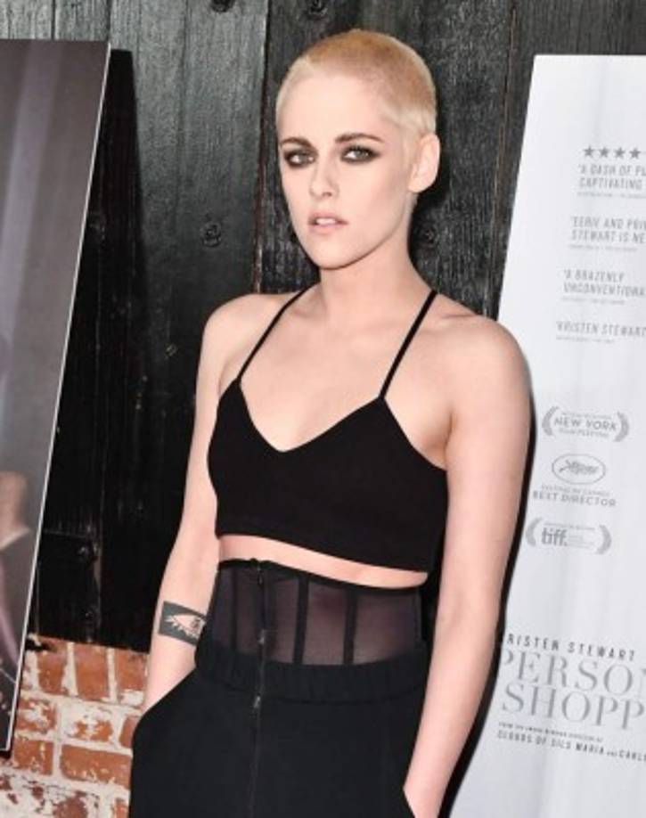 Kristen Stewart sostiene una relación con la super modelo de Victoria's Secret Stella Maxwell desde finales del año pasado. La ex novia de Robert Pattison anunció en el programa Saturday Night Live que era 'muy gay (lesbiana)', en un mensaje dirigido al presidente Donald Trump.
