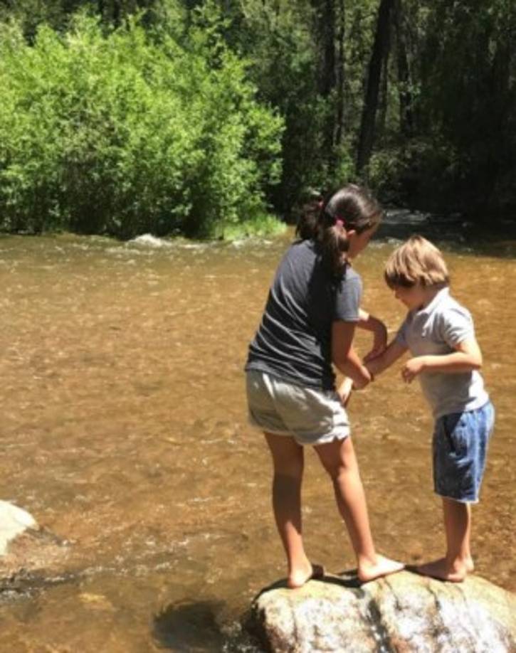 Sabrina Sakaë ya tiene nueve años y sus rasgos parecen estar cambiando.