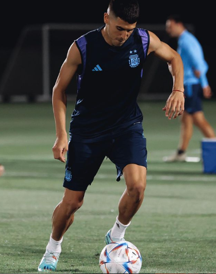 Y agrega que la supuesta amante del futbolista se encontraba tomando mate (una bebida típica en Argentina) en el sillón del living con las perras de la pareja sentadas a su lado.