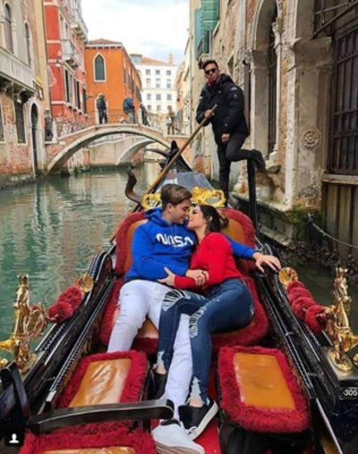 Aunque cuando iniciaron a hacer videos eran una pareja, ahora continúan trabajando juntos pero no tienen una relación sentimental. Sin embargo sus fans les piden en cada video que regresen.