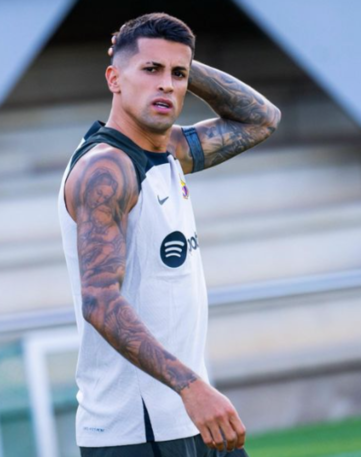  Anuncia Sport, que Joao Cancelo tiene que volver al Manchester City tras su préstamo. Hansi Flick lo quiere en el Barcelona, pero Pep Guardiola solo quiere venderlo.