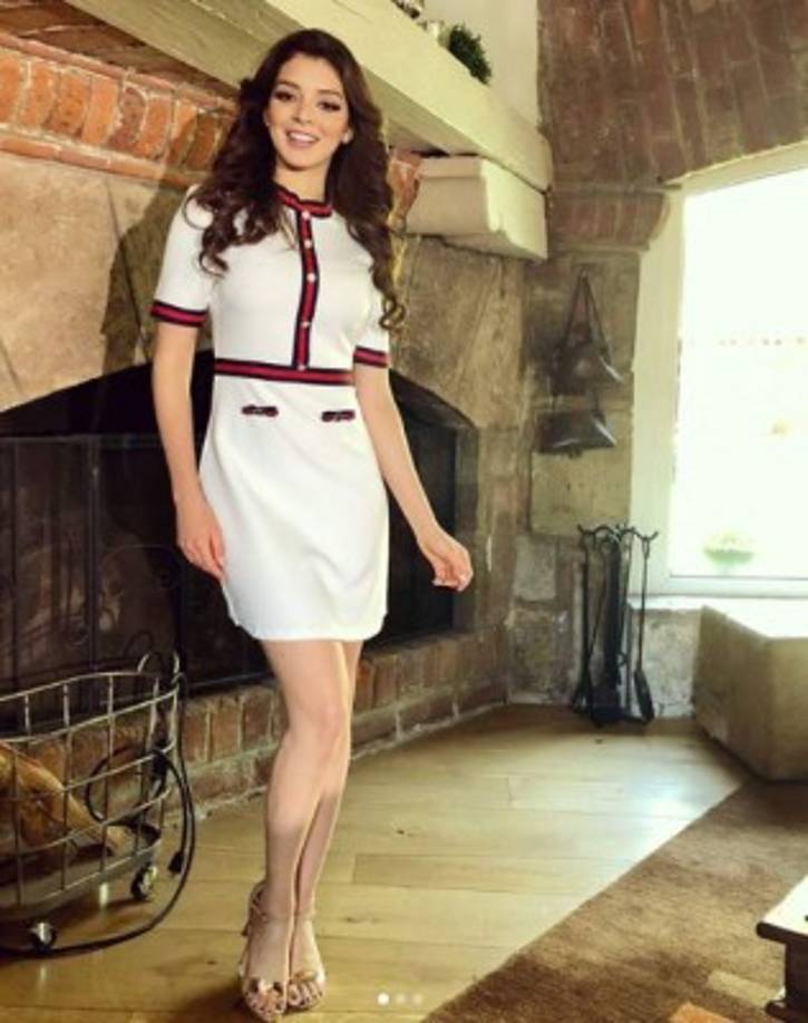 Según relatan medios mexicanos, entre sus pasatiempos están, ver series, leer, caminar, escuchar música y modelar.